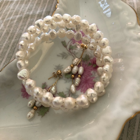 Lovely Freshwater Pearl set with 14k dangling earrings with gold and bracelet. - Picture 6 of 9